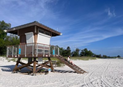 2022-05-25 USA Florida Anna Maria Island Coquina Beach Sand Grüne Natur wild Rettungsturm
