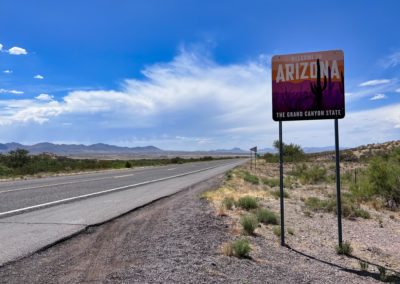 2022-06-11 USA Arizona road sign welcome sign welcome to Arizona greenery sky clouds the grand canyon state