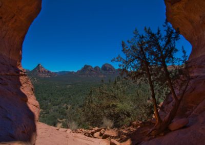 2022-06-13 USA Arizona Sedona Birthing Cave Wanderung Grüne Spaziergang Landschaft Felsen rot grün Bäume Höle