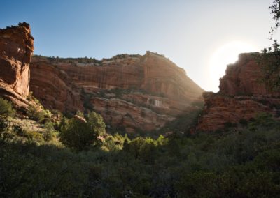 2022-06-14 USA Arizona Sedona Sonnenaufgang Wanderung Spaziergang Wanderweg Felsen Grüne Bäume rot grün Sonne