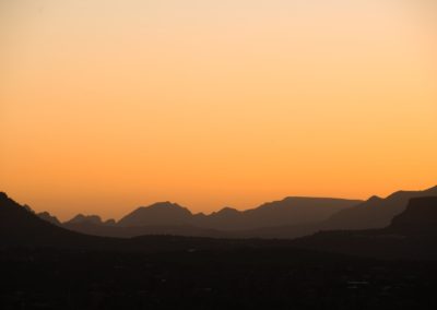 2022-06-14 USA Arizona Sedona sunset sun airport mesa overlook rocks colors yellow orange red landscape shadows