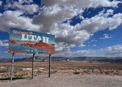 2022-06-19 USA Utah welcome sign Utah life elevated landscape roadside