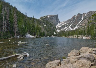 2022-06-22 USA Colorado Rocky Mountain National Park Nationalpark Five Lakes Hike Seen Bäume Berge Steine Grüne Baumstamm Schnee Wanderung Dream Lake