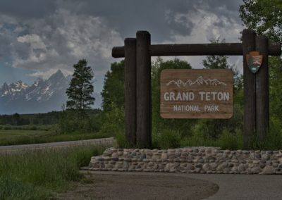 2022-07-01 USA Wyoming Grand Teton National Park landscape mountains mountain range sign entrance welcome