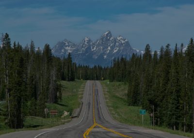 2022-07-01 USA Wyoming Grand Teton National Park landscape mountains mountain range road road trip Togwotee pass