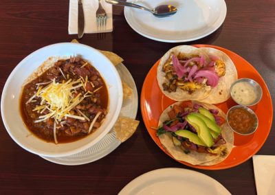 2022-07-04 USA Wyoming Jackson Stadt Restaurant veganes Restaurant Soluna Cafe chili sin carne tacos