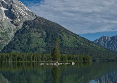 2022-07-07 USA Wyoming Grand Teton National Park Nationalpark Trapper Lake Hike Wanderung Leigh Lake Landschaft Berge See Wasser Spiegelung Wald Bäume Tannen Tannenbäume Insel