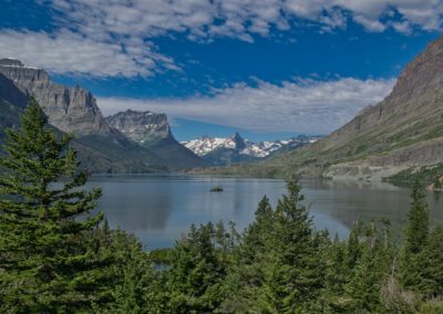 2022-07-20 USA Montana Glacier National Park Going-to-the-Sun Road nature landscape Saint Mary Lake wild goose island overlook trees pine trees forest mountains