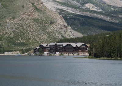 2022-07-27 USA Montana Glacier National Park Many Glacier Lodge hotel chalet lake