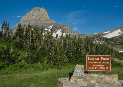 2022-07-29 USA Montana Glacier National Park Going-to-the-Sun Road nature landscape mountains Logan Pass sign