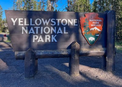 2022-07-12 USA Wyoming Yellowstone National Park entry entrance sign