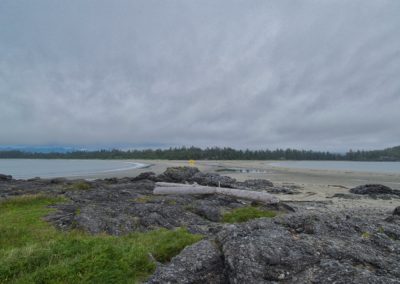 2022-08-09 Kanada British Columbia Britisch-Kolumbien Vancouver Island Insel Landschaft Strand Sand Ozean Meer Wasser Grüne Bäume Wald Chesterman Beach Gesteinsformation Steine