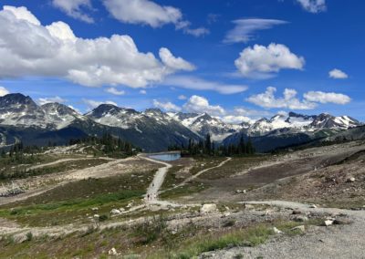2022-08-15 Canada British Columbia Colombie-Britannique Whistler Blackcomb Mountain Whistler Mountain montagnes paysage verdure Gondola station de téléphérique Peak2Peak Gondola téléphérique