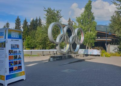 2022-08-20 Kanada British Columbia Britisch-Kolumbien Whistler town Dorf fünf Olympische Ringe die Olympischen Spiele