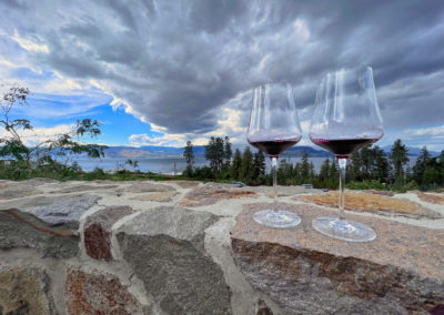 2022-08-27 Kanada British Columbia Britisch-Kolumbien Okanagan Valley Okanagan-Tal Kelowna Wein Weingut Weindegustation Degustation Weinglas Weingläser Okanagan Lake See