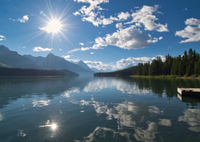 2022-09-01 Canada Alberta Jasper National Park Maligne Valley Maligne Lake landscape mountains water sun reflections forest trees