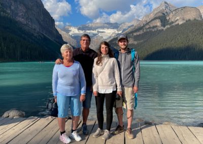 2022-09-05 Kanada Alberta Banff National Park Nationalpark Lake Louise Landschaft Natur Berge Gletscher Steine See türkis Wasser Familie