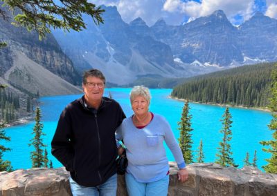 2022-09-05 Kanada Alberta Banff National Park Nationalpark Moraine Lake Natur Landschaft Berge Wald blau türkis Wasser See Frau Mann Paar