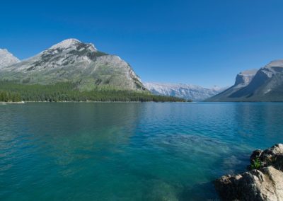 2022-10-09 Canada Alberta Banff National Park Minnewanka Lake water colors blue green turquoise mountains