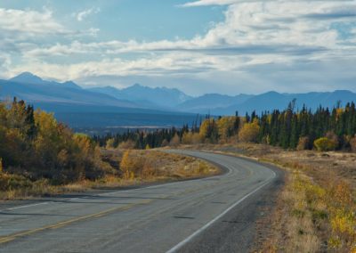2022-09-18 Canada Yukon Haines Junction Kluane National Park landscape nature automn fall colors golden fall foliage forest trees mountains road