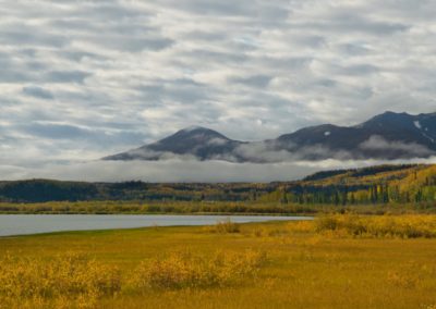 2022-09-18 Canada Yukon Haines Junction Kluane National Park landscape nature automn fall colors golden fall foliage forest trees mountains lake