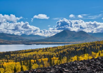 2022-09-18 Kanada Yukon Haines Junction Kluane National Park Nationalpark Natur Landschaft goldener Herbst Herbstfarben Rock Glacier Viewpoint Aussichtspunkt Blockgletscher Berge See Wald