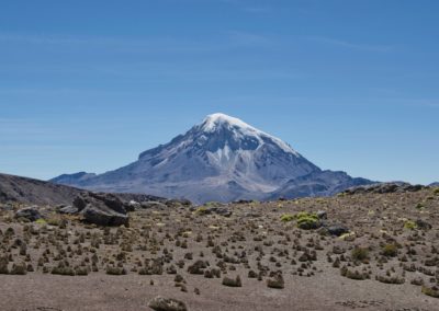 2022-11-12 Südamerika Bolivien Altiplano Hochebene Hochplateau Hochland Anden Sajama Nationalpark Wanderung Laguna de Altura sajama höchster Berg Gipfel Vulkan Schnee Gletscher Tal blauer Himmel