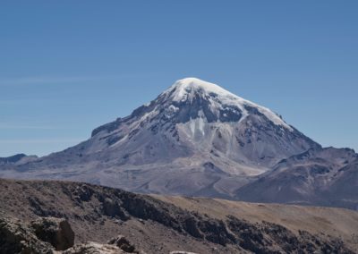 2022-11-12 Südamerika Bolivien Altiplano Hochebene Hochplateau Hochland Anden Sajama Nationalpark Wanderung Laguna de Altura sajama höchster Berg Gipfel Vulkan Schnee Gletscher blauer Himmel