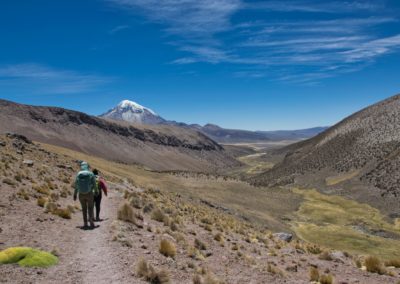 2022-11-12 Amérique du Sud Bolivie Altiplano haut plateau bolivien cordillère des Andes Sajama parc national rando chemin de randonnée déscente randonneuse personnes femmes Laguna de Altura sajama montagne la plus haute sommet volcan neige glacier ciel bleu vallée