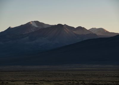 2022-11-14 Südamerika Bolivien Altiplano Hochebene Hochplateau Hochland Anden Sajama Nationalpark Ebene Sonnenuntergang Berge Vulkan Schnee Lama alpaca Alpaka Tal Wüste Wueste