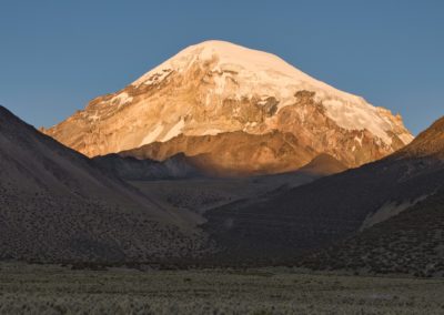 2022-11-14 Amérique du Sud Bolivie Altiplano haut plateau bolivien cordillère des Andes Sajama parc national coucher du soleil montagne la plus haute sommet volcan neige glacier ciel bleu