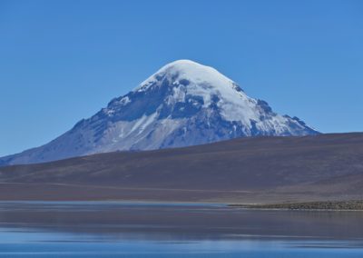 2022-11-14 Südamerika Chile chilenisches Altiplano Hochebene Hochplateau Hochland Anden Lauca Nationalpark Lago Chungara See Berge Vulkan Schnee Sajama Gletscher