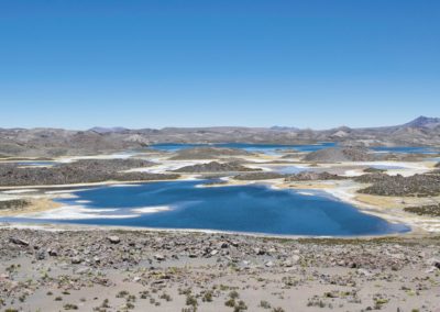 2022-11-14 Südamerika Bolivien Altiplano Hochebene Hochplateau Laguna Lagune Cotacotani Wasser verschiedene Farben Insel Berge Vulkan Landschaft Aussichtspunkt Steine