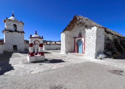 2022-11-14 Amérique du Sud Chili Altiplano haut plateau chilien cordillère des Andes parc national Lauca village parinacota église place pierre