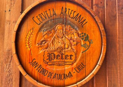 2022-11-20Südamerika Chile Altiplano Hochebene Hochplateau Hochland Anden San Pedro de Atacama Dorf lokale Brauerei Kleinbrauerei craft logo Holz cerveza cervezeria artesanal st peter