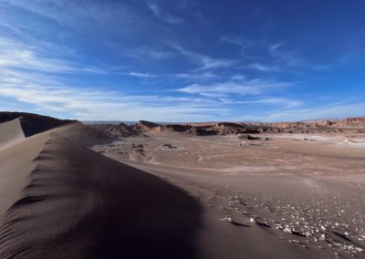 2022-11-22 Südamerika Chile Altiplano Hochebene Hochplateau Hochland Anden San Pedro de Atacama Valle de la Luna Moon valley Mondtal Mondlandschaft Sand Steine Gestein blauer Himmel trocken Wüste Sanddüne Düne