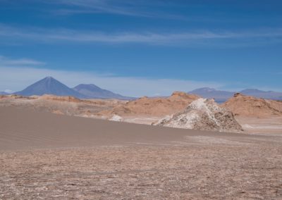 2022-11-22 Südamerika Chile Altiplano Hochebene Hochplateau Hochland Anden San Pedro de Atacama Valle de la Luna Moon valley Mondtal Mondlandschaft Sand Steine Gestein blauer Himmel trocken Wüste Vulkan