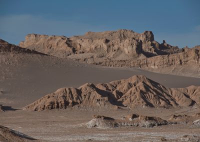 2022-11-22 Südamerika Chile Altiplano Hochebene Hochplateau Hochland Anden San Pedro de Atacama Valle de la Luna Moon valley Mondtal Mondlandschaft Sand Steine Gestein blauer Himmel trocken Wüste