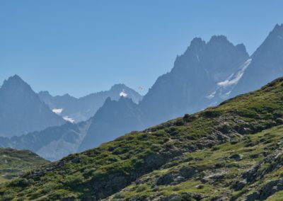 2023-08-20 France Haute Savoie Chamonix Mont-Blanc Massif Montagnes Nature randonnée Aiguillette des Houches plus haute montagne europe Mont Blanc meilleure randonnée vue panoramique paysage ciel bleu glacier vallée Chamonix les Houches parapente