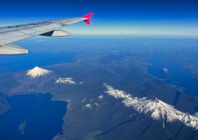 2022-11-25 Chile Patagonien Puerto Natales Flug Latam Calama Santiago de Chile Puerto Natales fantastische Aussicht Fenster Vulkan Schnee See Meer Flügel Himmel