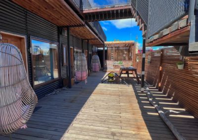 2022-11-26 Chile Patagonien Puerto Natales Dorf Torres del Paine Nationalpark Unterkunft airbnb bestes schönstes hotel DT Loft Terrasse Zimmer Sonnenschein Sonne