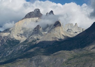 2023-01-07 Chile Patagonien Puerto Natales Torres del Paine Nationalpark parque nacional Berge Felsen Wolken Klippen Schnee Gletscher beste schönste