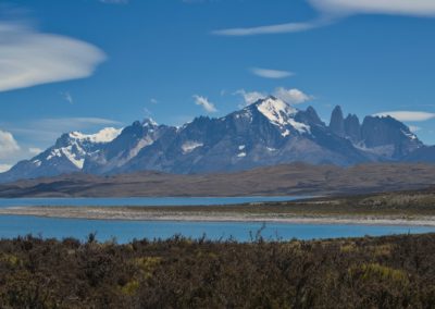 2023-01-07 Chile Patagonien Puerto Natales Torres del Paine Nationalpark parque nacional Berge Felsen Wolken Klippen Schnee Gletscher Mirador El Lago Sarmiento der beste der schönste Aussichtspunkt Lagune See Wasser