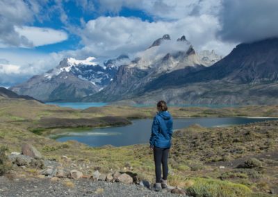 2023-01-07 Chile Patagonien Puerto Natales Torres del Paine Nationalpark parque nacional Berge Felsen Wolken Klippen Schnee Gletscher der beste der schönste Aussichtspunkt Lagune See Wasser Mirador Lago Nordenskjold See Person Frau