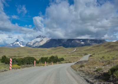 2023-01-07 Chile Patagonien Puerto Natales Torres del Paine Nationalpark parque nacional Berge Felsen Wolken Klippen Schnee Gletscher der beste der schönste Aussichtspunkt Nationalpark Naturstrasse Route Straße Strasse
