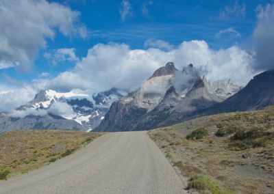 2023-01-07 Chile Patagonien Puerto Natales Torres del Paine Nationalpark parque nacional Berge Felsen Wolken Klippen Schnee Gletscher der beste der schönste Aussichtspunkt Nationalpark Naturstrasse Route Straße Strasse