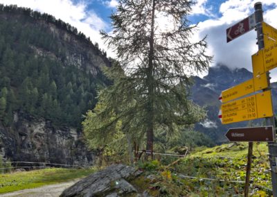 2023-09-15 Schweiz Alpen Wallis Val d'Anniviers Tal Zinal SAC Cabane Arpitettaz Hütte lac Arpitettaz See Zweitageswanderung beste schönste Wanderung Berge Wanderweg Pfeil Baum Wald