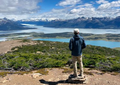 2022-12-10 Argentine Patagonie El Calafate Parc National Los Glaciares Parque Nacional Randonnée Cerro de los Cristales Glacier Perito Moreno paysage Lac Argentino Lac Roca lac montagnes forêt steppe vue point de vue Glacier Perito Moreno personne homme