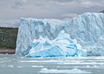 2022-12-11 Argentine Patagonie El Calafate Parc National Los Glaciares Excursion en bateau sur le Lac Argentino Glacier Perito Moreno montagnes lac forêt iceberg blue
