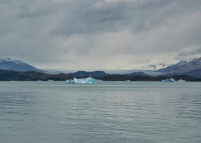 2022-12-11 Argentine Patagonie El Calafate Parc National Los Glaciares Parque Nacional excursion en bateau lac Lago Argentino paysage vue montagnes glacier Upsala forêt iceberg
